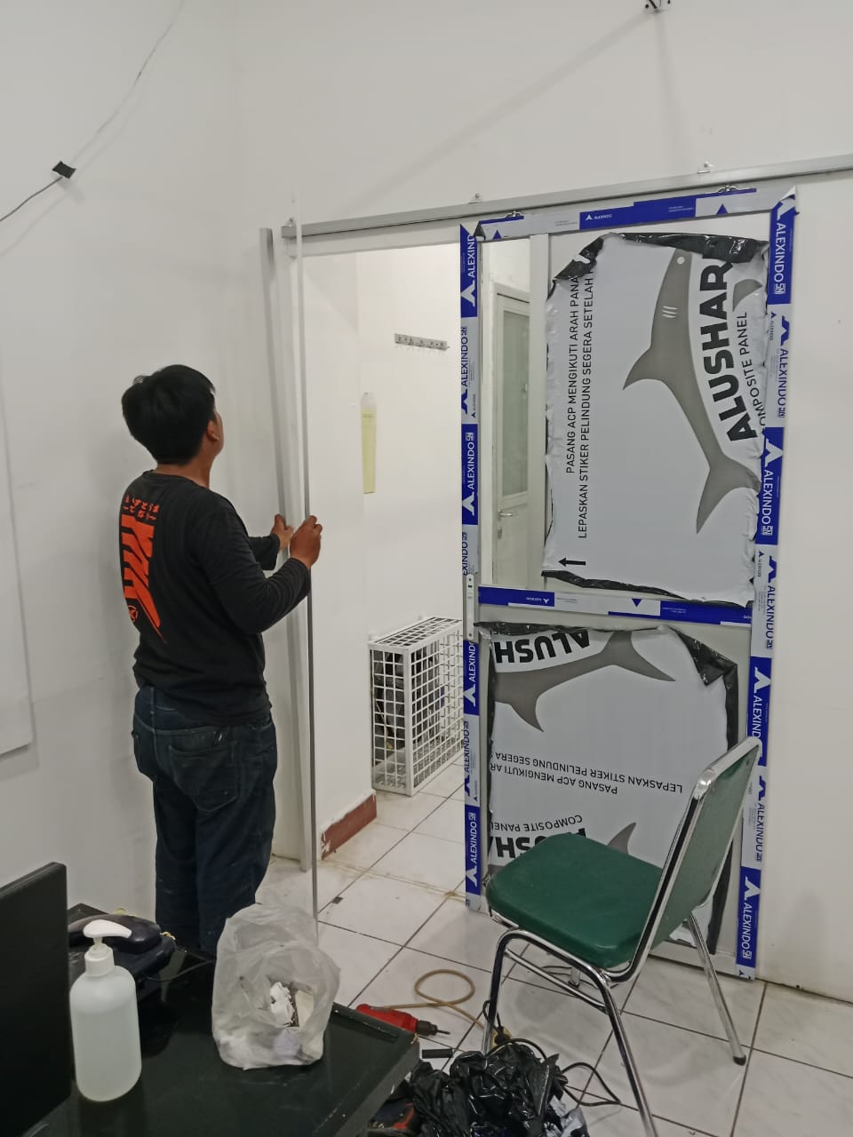 Pemsangan pintu Rs tugu ibu